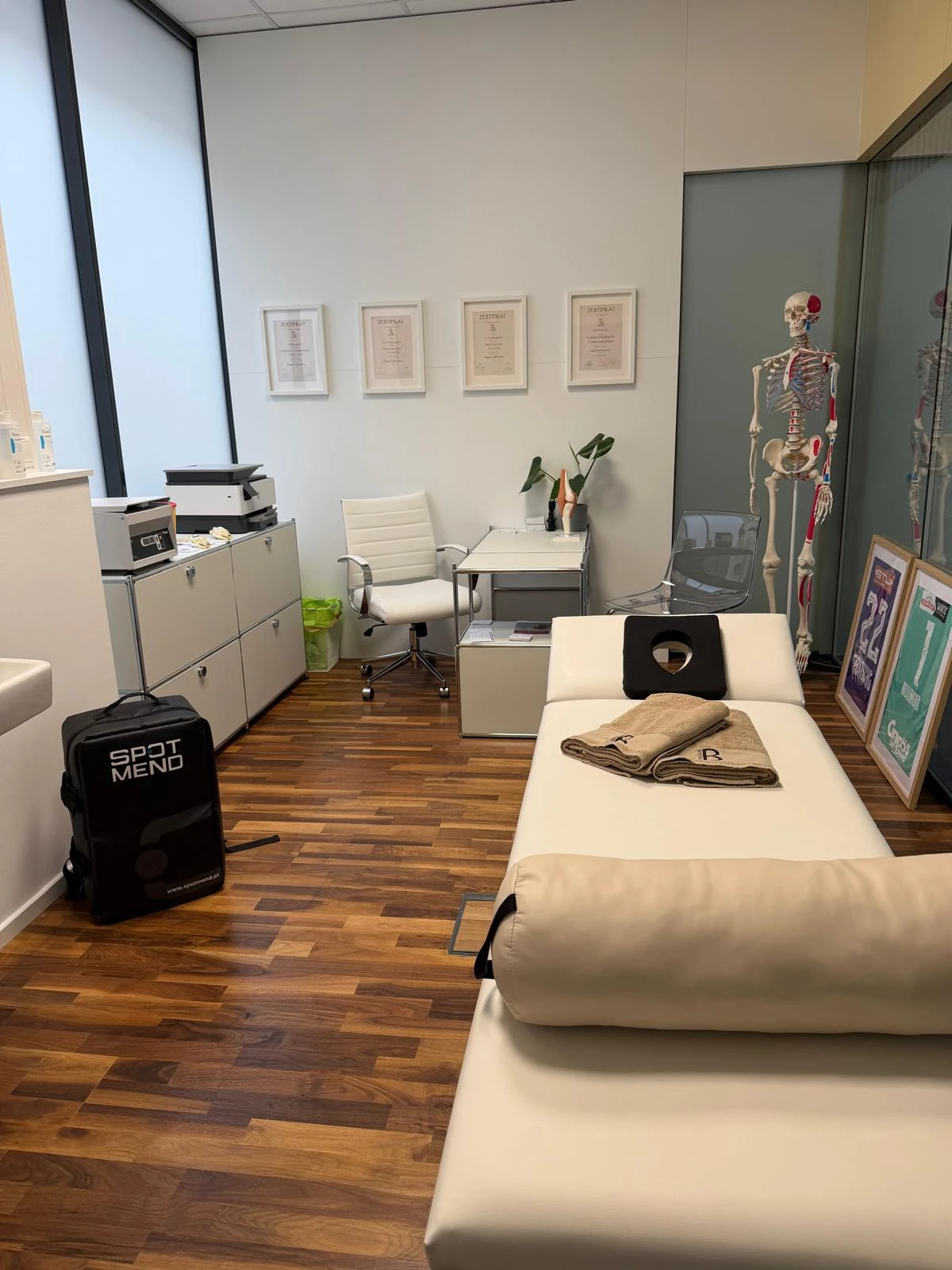 Therapie- und Behandlungsbereich mit moderner SPOTMEND-Ausstattung